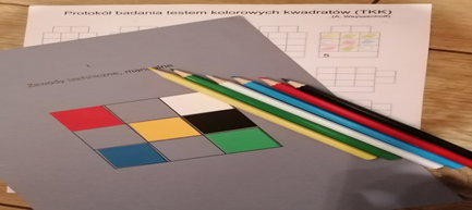 kolorowe kwadratowe pola oraz kolorowe kredki